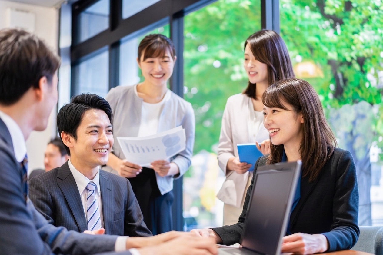 打ち合わせをする社員たち
